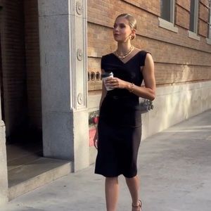 Black Halo Jackie O black sheath dress Sz 4